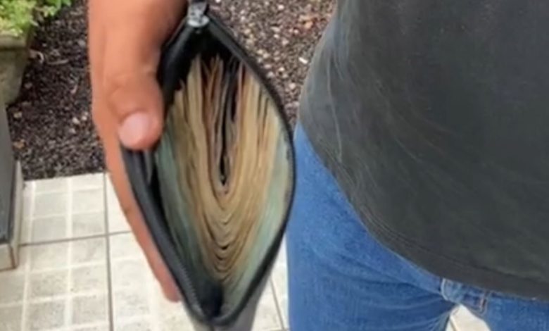 Carteira com R$ 7,7 mil é encontrada por coletores de lixo e devolvida à dona em SC