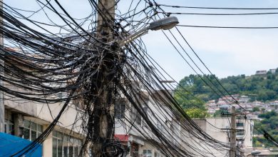 Celesc anuncia fiscalização mais rígida contra empresas que utilizam postes de forma irregular em SC