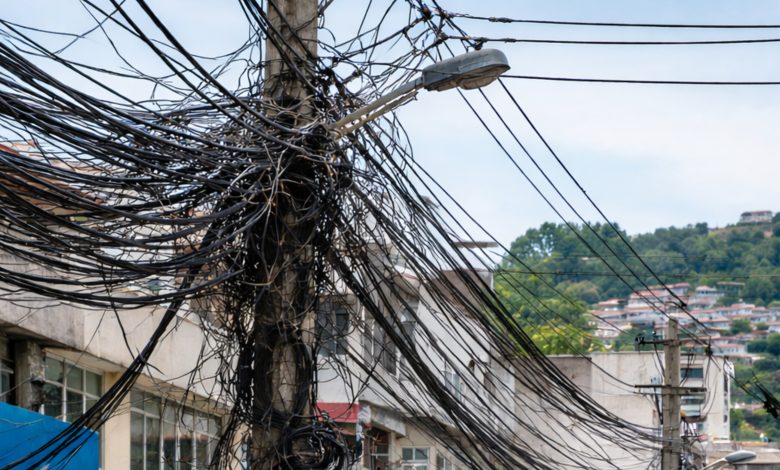 Celesc anuncia fiscalização mais rígida contra empresas que utilizam postes de forma irregular em SC