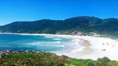 Decisão judicial impede prisões por prática de naturismo em praia catarinense