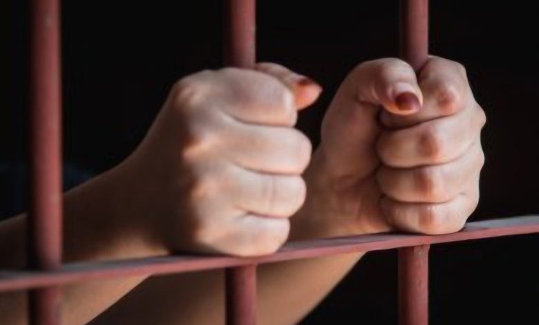 Mãe é condenada a 23 anos de prisão por exploração sexual da filha menor de idade em SC