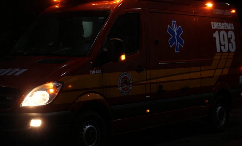 Em Doutor Pedrinho, mulher é encontrada ferida com bebê no colo após ser jogada para fora de veículo