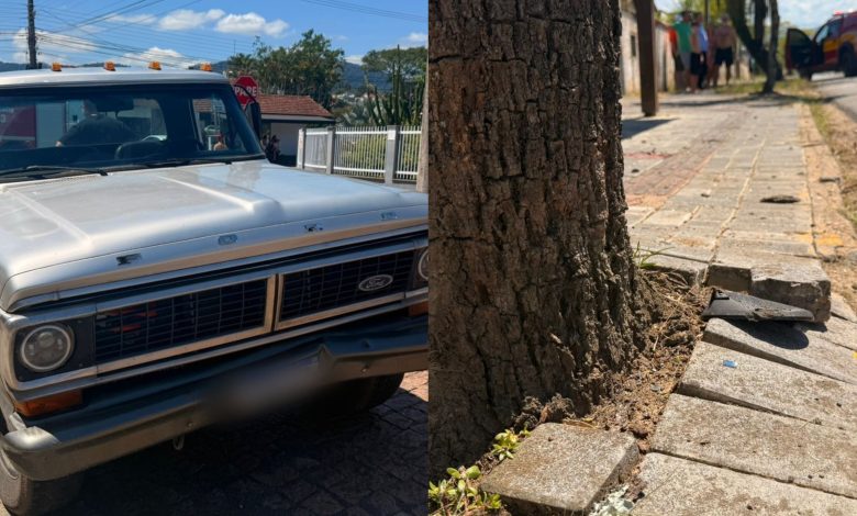 Motociclista fica gravemente ferido após colisão contra carro e árvore em Timbó