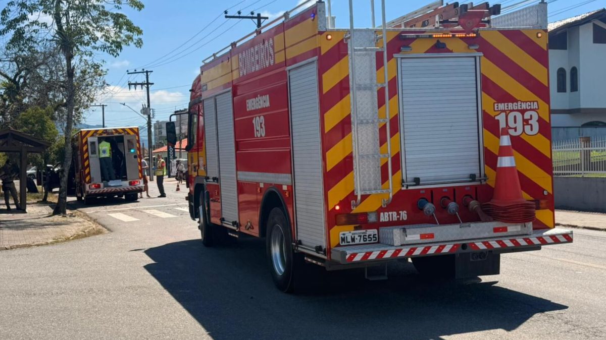 Motociclista fica gravemente ferido após colisão contra carro e árvore em Timbó