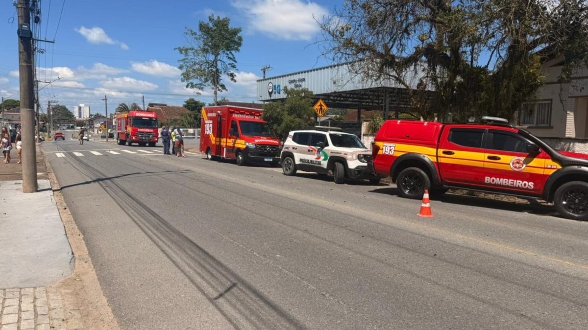 Motociclista fica gravemente ferido após colisão contra carro e árvore em Timbó