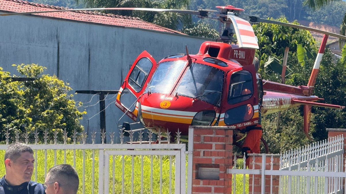 Motociclista fica gravemente ferido após colisão contra carro e árvore em Timbó