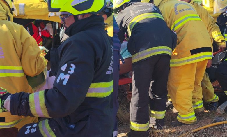 Carro colide contra poste e deixa duas pessoas feridas em Indaial