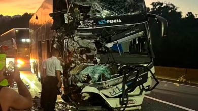 Tragédia na BR-116: ônibus a caminho de Blumenau bate em carreta parada e deixa um morto e feridos