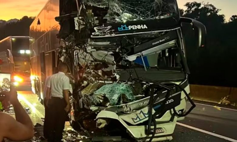 Tragédia na BR-116: ônibus a caminho de Blumenau bate em carreta parada e deixa um morto e feridos