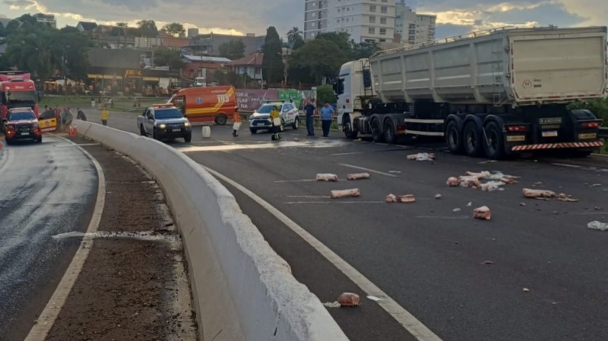 Após tombamento em SC, empresa autoriza retirada de carga de carne pela população