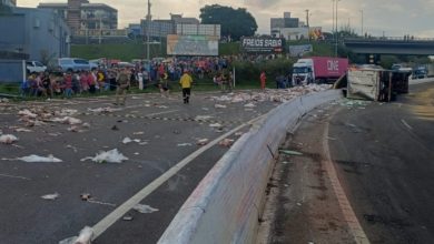 Após tombamento em SC, empresa autoriza retirada de carga de carne pela população