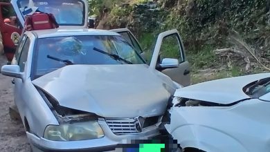 Colisão frontal deixa passageira presa às ferragens; motorista do outro carro foge em Apiúna