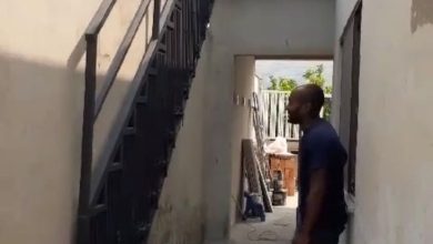 Vocês já tinham visto uma escada assim? Serralheiro do RJ cria modelo retrátil e viraliza