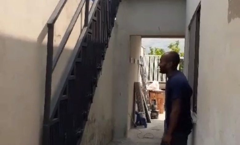 Vocês já tinham visto uma escada assim? Serralheiro do RJ cria modelo retrátil e viraliza