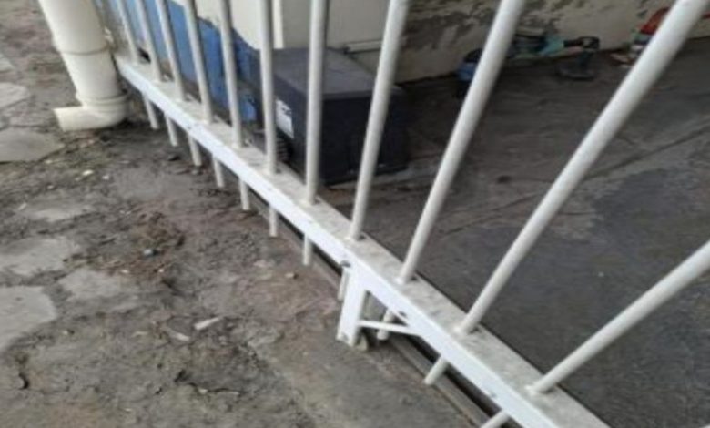 Homem é contido pelo proprietário após forçar portão e invadir pátio de empresa em Apiúna