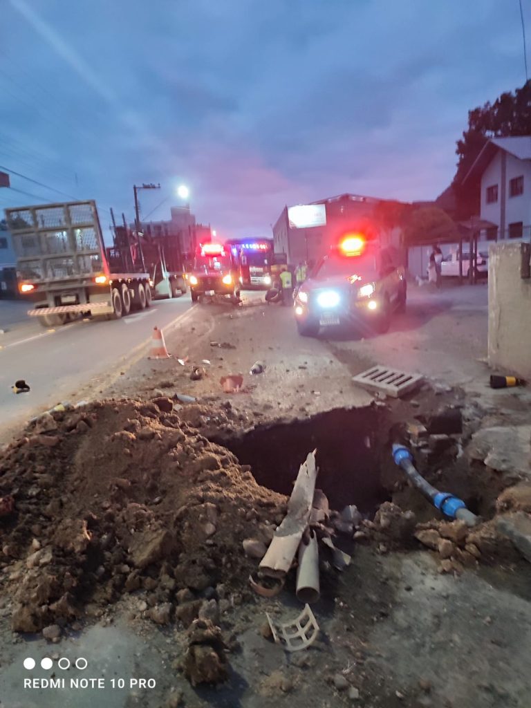 Motociclista sofre queda grave após não perceber monte de barro em obra na via em Rio do Sul