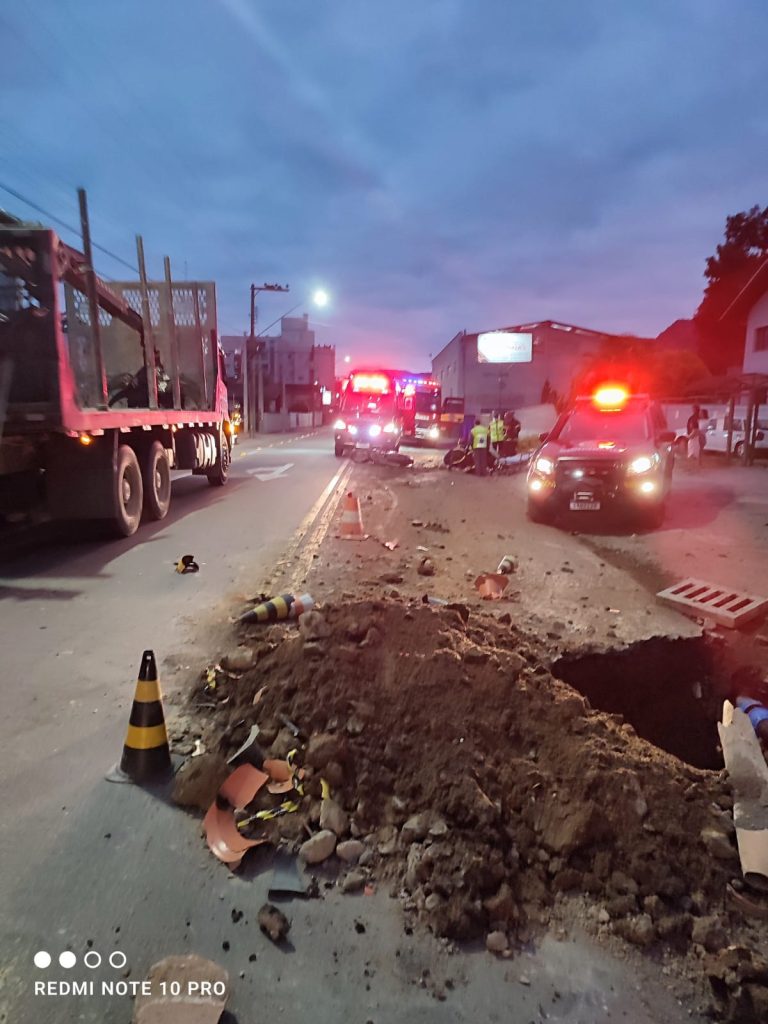 Motociclista sofre queda grave após não perceber monte de barro em obra na via em Rio do Sul