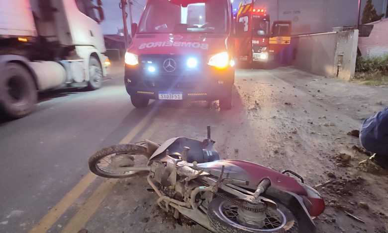 Motociclista sofre queda grave após não perceber monte de barro em obra na via em Rio do Sul