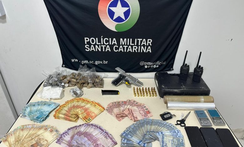 Blumenau: suspeito tenta fugir da PM e ação termina com 396g de cocaína, arma 9mm e R$ 14 mil apreendidos