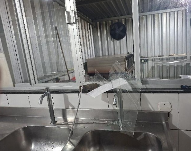 Homem em surto invade conveniência de posto, quebra janelas e tenta fugir pulando muros em Indaial