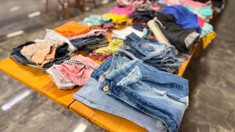 Feirão e bazar da Paróquia Santa Terezinha terá mais de 10 mil peças a partir de R$ 2 e R$ 10 em Timbó
