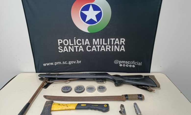 Homem é preso após chegar bêbado, agredir e ameaçar esposa com facão em Blumenau