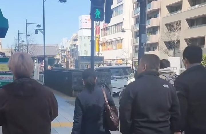 Cena cotidiana em Tóquio chama atenção ao mostrar educação e respeito dos japoneses no trânsito