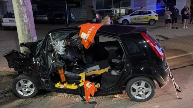 Mulher morre após carro colidir violentamente contra poste de energia durante a madrugada em Rio do Sul