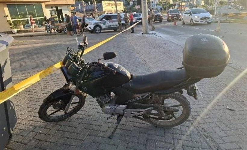 Motociclista de 63 anos morre após perder controle e bater contra poste em estrada de Rio do Sul