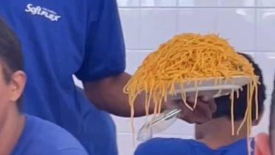 “Montanha de macarrão”: prato gigante montado em almoço de empresa vira cena de humor entre colegas
