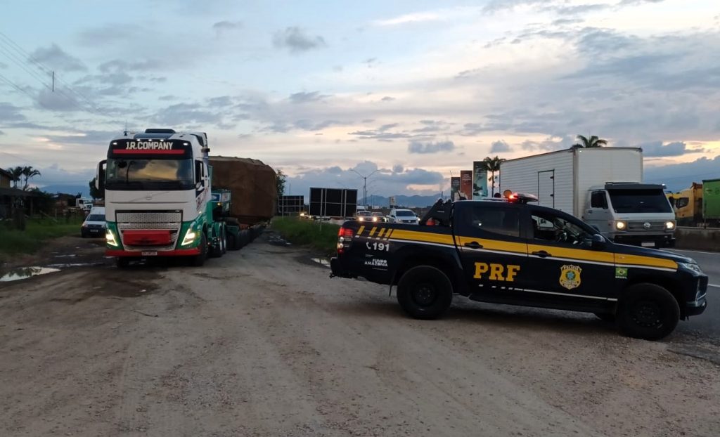 Transporte de transformador gigante vai impactar trânsito nas BR-470 e 101 na quarta-feira