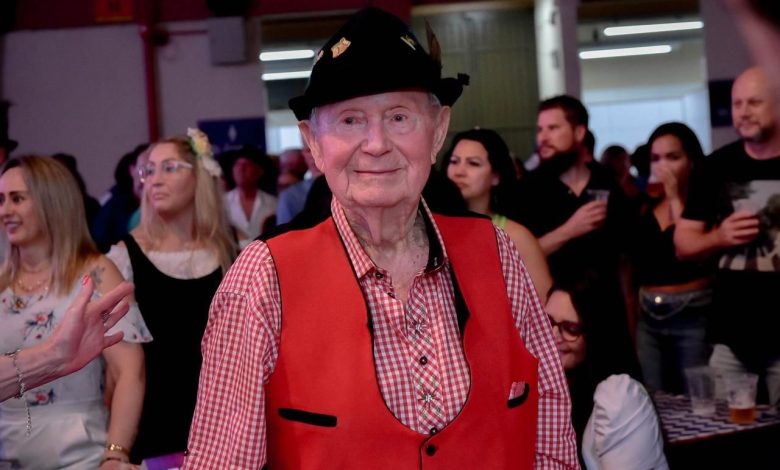 Blumenau amanhece em luto com perda de Seu Rigo, importante nome para a Oktoberfest da cidade. Foto: Divulgação.