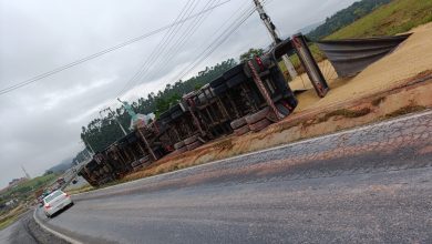 Carreta tomba e deixa marginal da BR-470 totalmente interditada em Indaial. Foto: Reprodução / Ocorrências em Destaque.