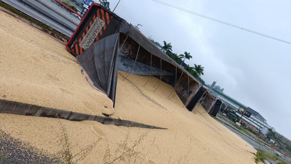 Carreta tomba e deixa marginal da BR-470 totalmente interditada em Indaial. Foto: Reprodução / Ocorrências em Destaque.