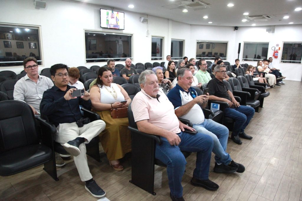 Câmara de Blumenau homenageia destaques da comunidade em sessão solene