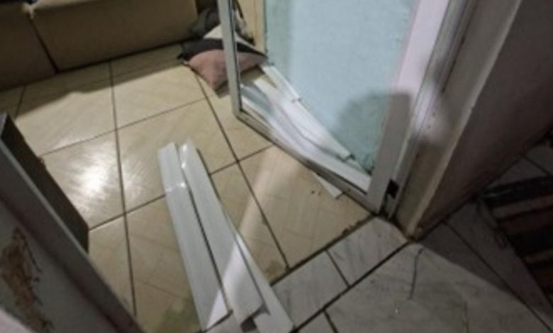 Jovem em surto ameaça matar a própria mãe e causa destruição dentro de casa em Indaial