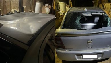 Homem descumpre medida protetiva, invade residência, danifica carro e agride duas pessoas em Apiúna