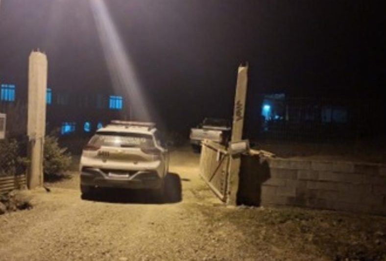 Homem descumpre medida protetiva, invade residência, danifica carro e agride duas pessoas em Apiúna