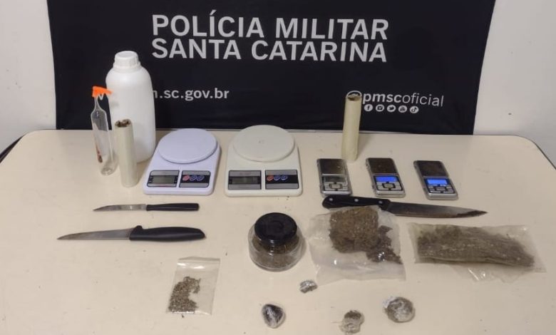 Mandado de prisão e drogas sintéticas: dupla é presa por tráfico após ação da PM em Blumenau