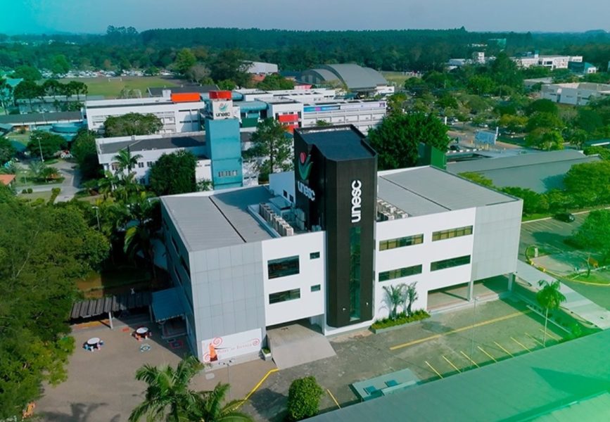 Trote com cachorro comunitário em universidade de SC provoca revolta e mobiliza investigação interna