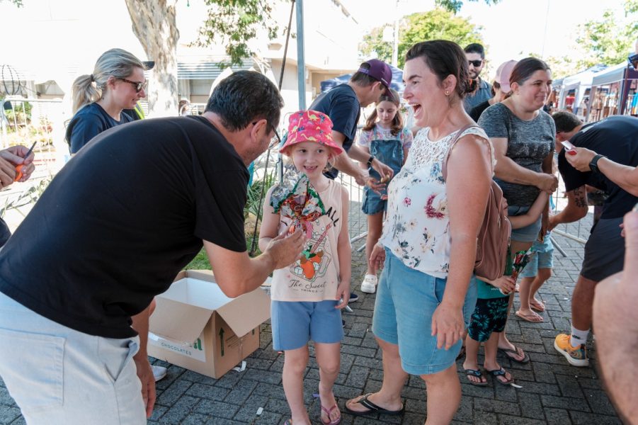 Páscoa em Indaial reúne famílias e distribui 700 ovinhos em programação especial na Praça da Prefeitura