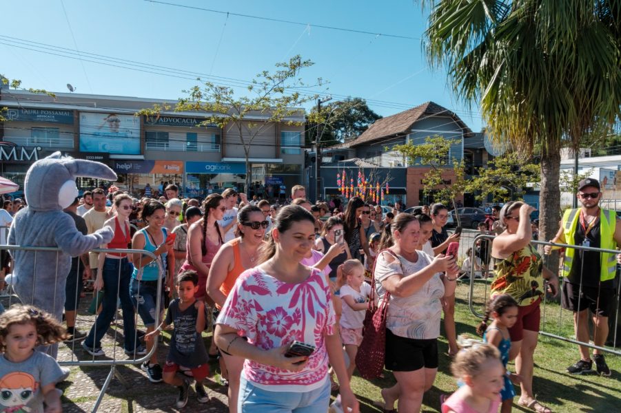 Páscoa em Indaial reúne famílias e distribui 700 ovinhos em programação especial na Praça da Prefeitura