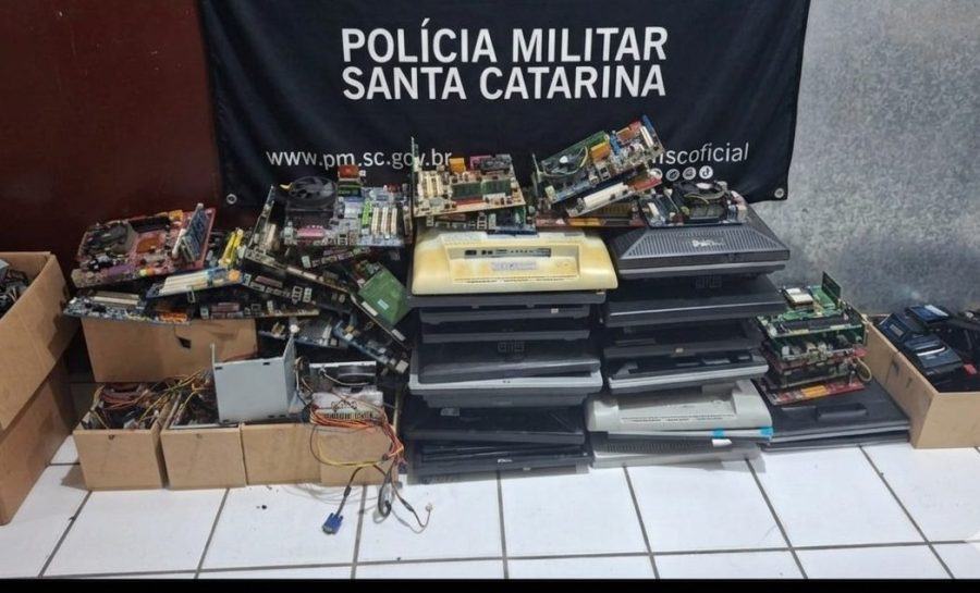 PM fecha casa de jogos clandestina em Blumenau com 25 máquinas e mais de R$ 8 mil apreendidos