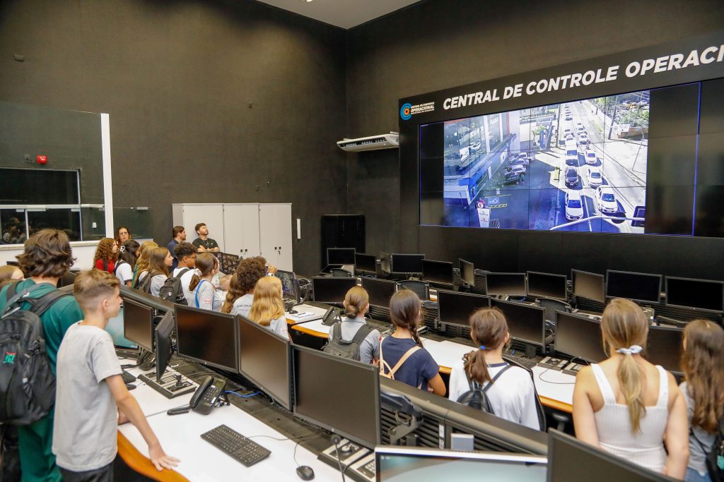 O que os vereadores mirins descobriram dentro da Prefeitura de Blumenau? Visita revela bastidores da gestão
