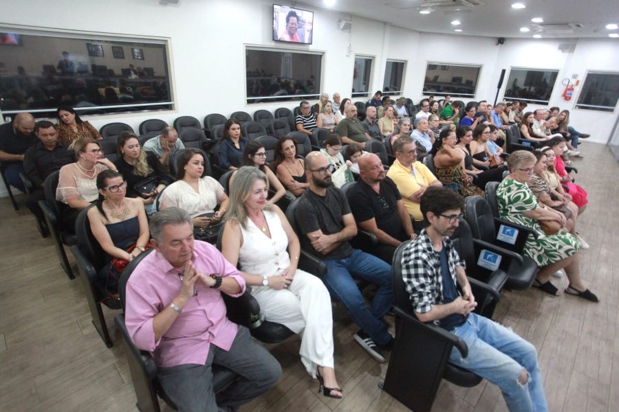 Câmara de Blumenau homenageia mulheres e entrega título de cidadão blumenauense em sessão solene