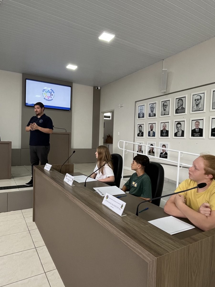 Câmara de Blumenau compartilha experiência para fortalecer programa Vereador Mirim em São Martinho