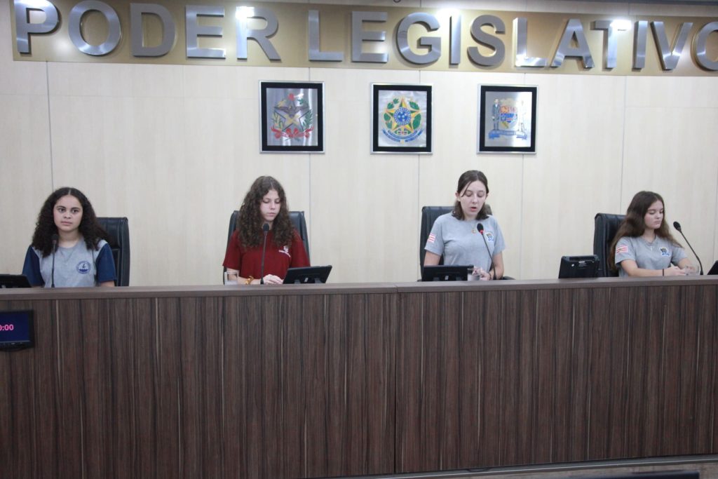 Vereadores mirins estreiam legislatura com pedidos de melhorias e aprovam pintura de quadra em escola