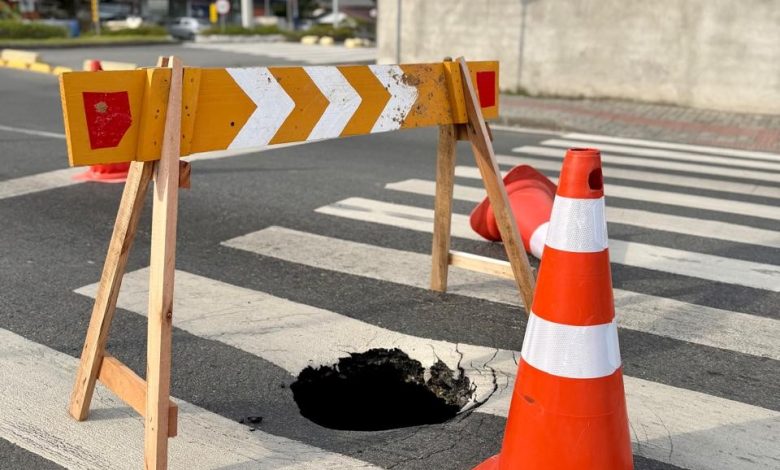 Buraco na faixa de pedestres da Quarta Ponte. Foto: Gabriela Bortolato / Misturebas News.