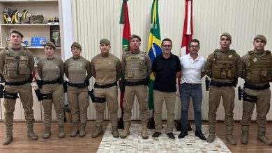 Novos agentes da Polícia Militar são recebidos no Gabinete do Prefeito de Indaial. Foto: Reprodução / PMSC.