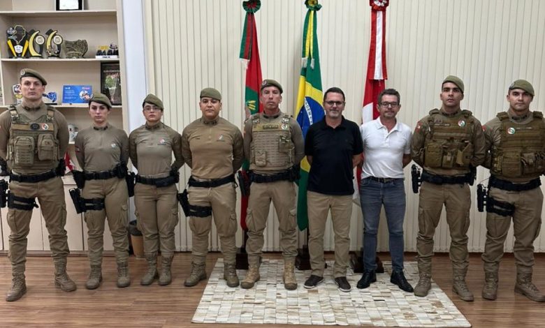 Novos agentes da Polícia Militar são recebidos no Gabinete do Prefeito de Indaial. Foto: Reprodução / PMSC.